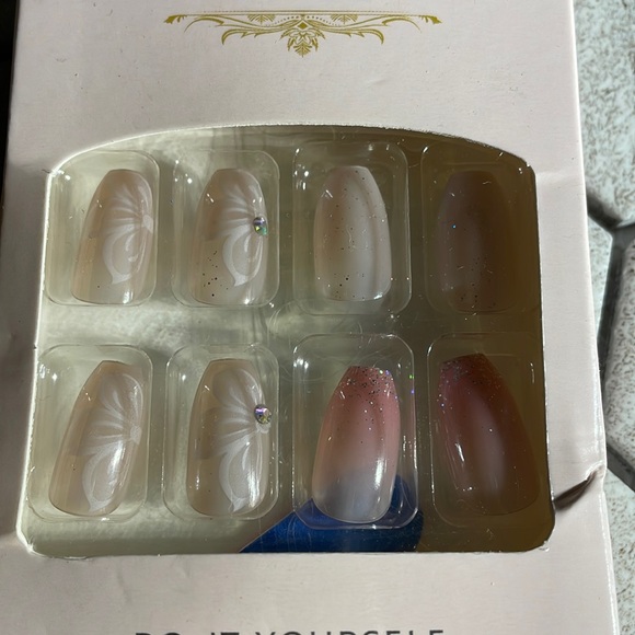 24 pc Press on Nails - Picture 2 of 2